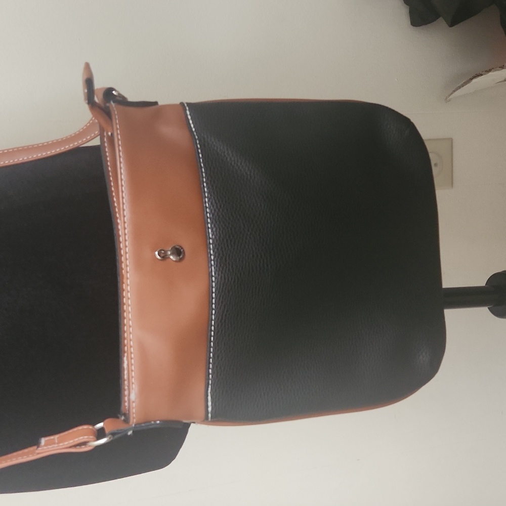 LIKE NEW LONDON FOG CROSSBODY